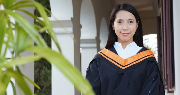 Femme Portant Une Robe Remise Des Diplômes Sur Campus Universitaire — Photo