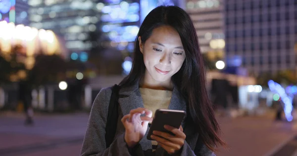 Jonge Vrouw Met Behulp Van Mobiele Telefoon Stad Bij Nacht — Stockfoto