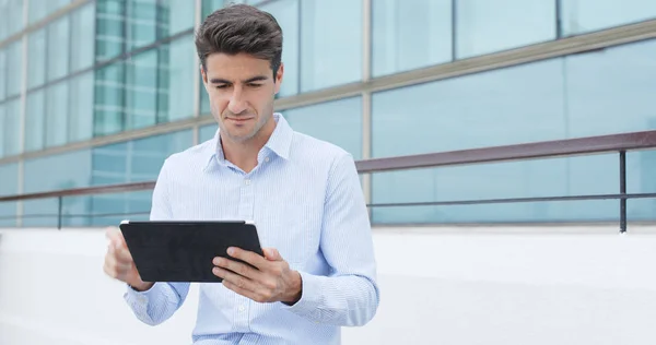 Homem Usando Computador Tablet — Fotografia de Stock