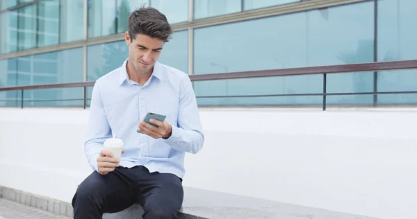 Man Met Mobiele Telefoon Stad — Stockfoto