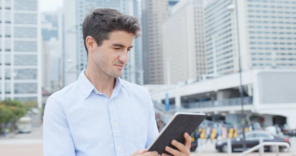 Homem Usando Computador Tablet Livre — Fotografia de Stock