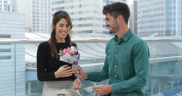 Man Giving Flowers His Girlfriends — Stock Photo, Image