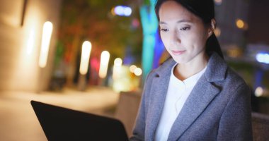 İşkadını dizüstü bilgisayarda geceleri çalışır. 