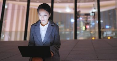 Genç işkadını dizüstü bilgisayarda çalışır 