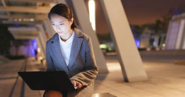 Geceleri dizüstü bilgisayar kullanan iş kadını 