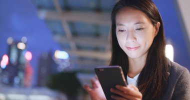 Hong Kong Smartphone kullanarak Asya iş kadını