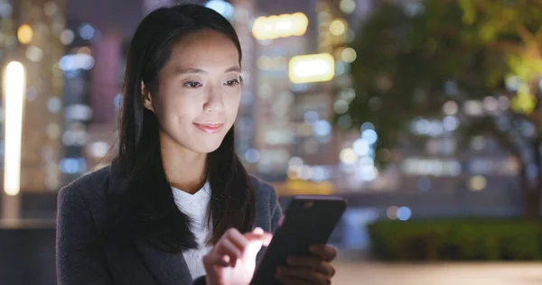 夜に携帯電話を使用してアジアの実業家 — ストック写真