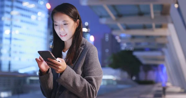 Mulher Negócios Asiática Usando Smartphone Hong Kong Noite — Fotografia de Stock