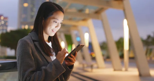 Zakenvrouw Met Behulp Van Smartphone Stad Bij Nacht — Stockfoto