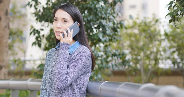 Жінка Говорить Мобільному Телефоні — стокове фото