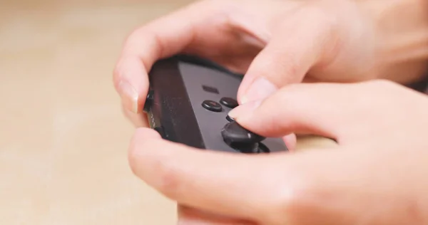 Homem Jogando Videogames Com Seu Controlador — Fotografia de Stock