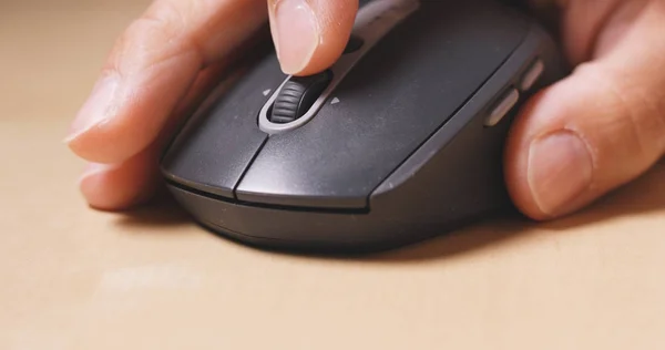 Man Using Computer Mouse — Stock Photo, Image