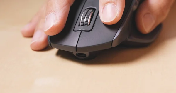 Uomo Utilizzando Mouse Del Computer — Foto Stock