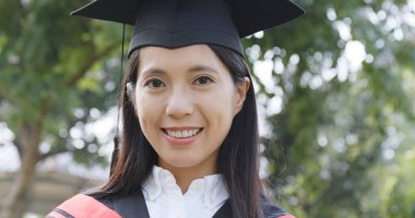 Bir kap ve elbise ile mezun öğrenci 