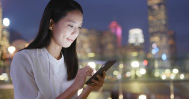 Cep telefonuyla şehirde geceleri işkadını