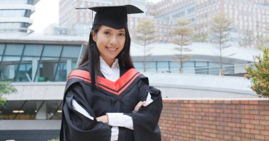 Kendine güvenen kadın üniversitede mezun 