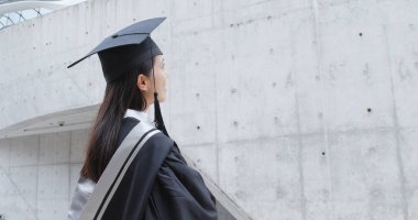 Mezuniyet kadın üst kısmında arıyor 