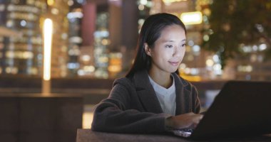 Dizüstü bilgisayar kullanan ve geceleri kahve içmek işkadını 