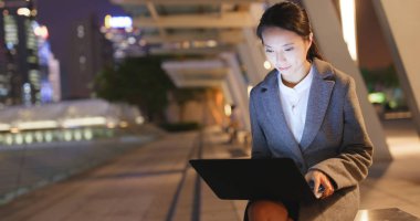 Geceleri dizüstü bilgisayar kullanarak iş kadını 