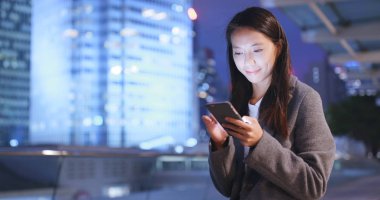 Cep telefonuyla geceleri işkadını 