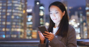 Asya işkadını Smartphone kullanarak 