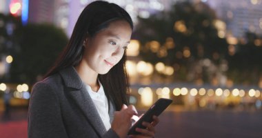 Geceleri Smartphone kullanarak iş kadını 