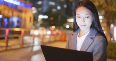 Kadın defter bilgisayar üzerinde çalışıyor 