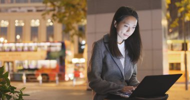 Genç işkadını dizüstü bilgisayarda çalışır 