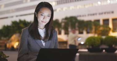 Dizüstü bilgisayar açık, işkadını çalışır