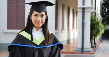 mutlu bir yüksek lisans öğrencisi kız