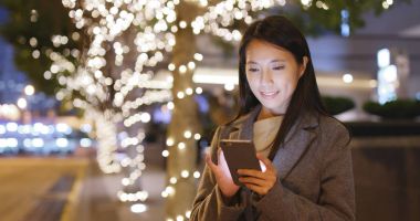 Geceleri akıllı telefon kullanarak kadını 