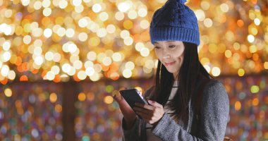 Kadın cellphone şehir içinde bak 