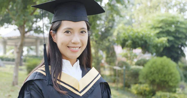 Fiduciosa Giovane Donna Laurea — Foto Stock