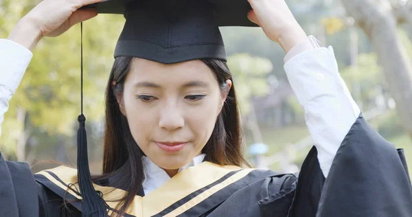 Frau Bekommt Abschluss Auf Uni Campus — Stockfoto