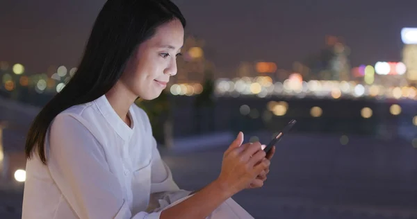 Mulher Jovem Usando Celular Cidade Noite — Fotografia de Stock
