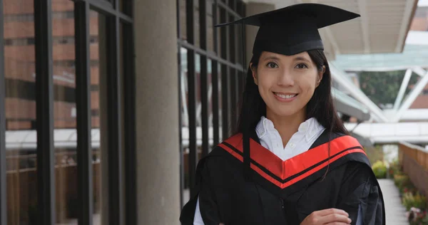 Asiatique Femme Obtenir Diplôme Dans Campus — Photo