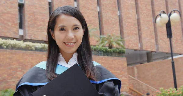 Jovem Mulher Asiática Sorrindo Para Câmera Campus Universitário — Fotografia de Stock