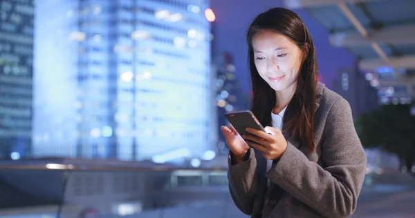 Geschäftsfrau Nutzt Nachts Handy — Stockfoto