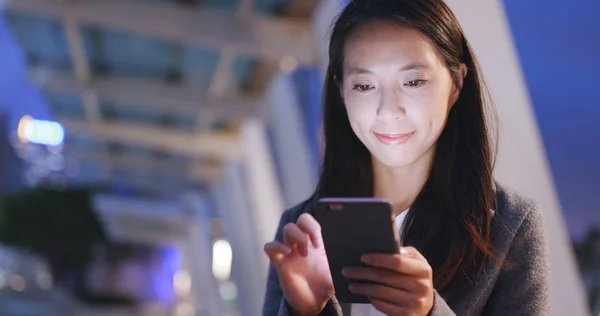 Mulher Negócios Usando Smartphone Hong Kong Noite — Fotografia de Stock