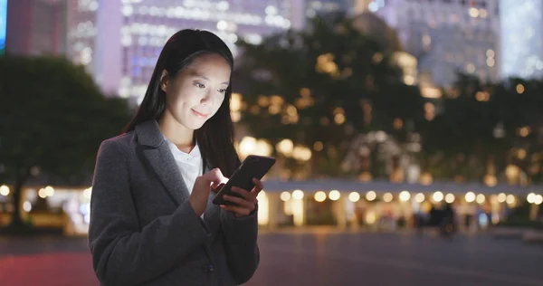 Empresaria Usando Teléfono Móvil Ciudad —  Fotos de Stock