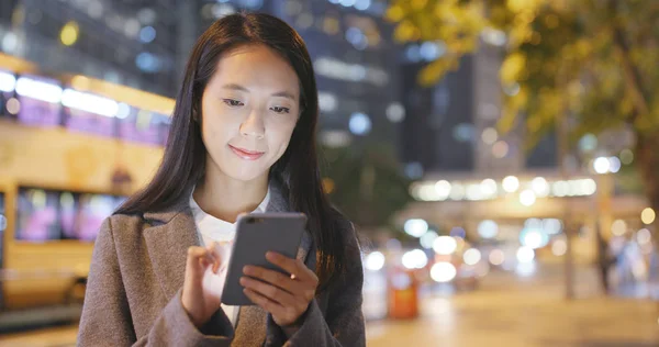 Geschäftsfrau Nutzt Nachts Smartphone — Stockfoto