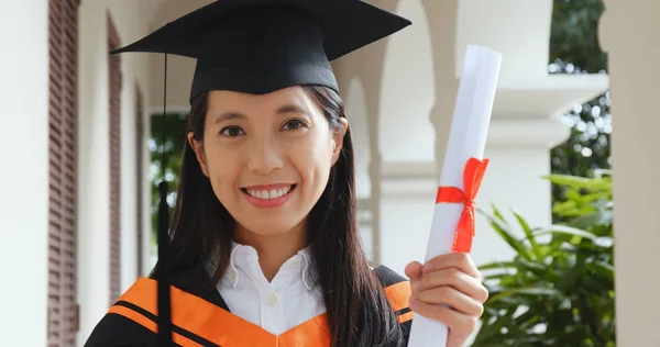 Aufgeregte Frau Abschlusskleid Auf Uni Campus — Stockfoto