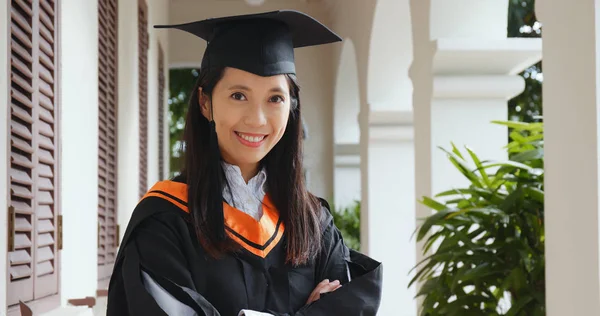 Asiatisk Kvinna Klädd Gradering Klänning Universitetsområdet — Stockfoto