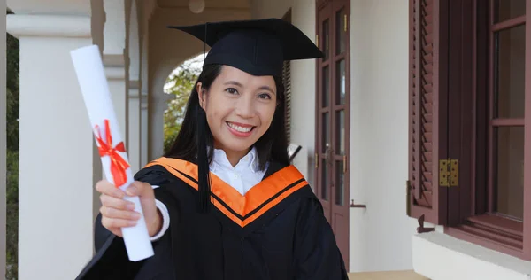 Emocionante Mujer Obtener Graduación Universidad — Foto de Stock