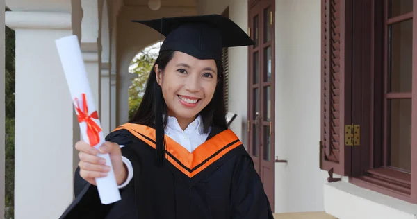 Thrill Vrouw Krijgen Afstuderen Universiteit — Stockfoto