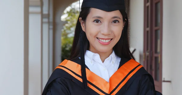 Mulher Confiante Obter Graduação Campus Universitário — Fotografia de Stock