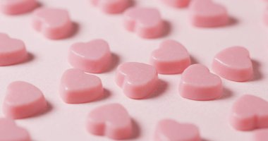 Pembe bir arka plan üzerinde çikolata şekerleme 