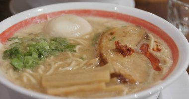 Japon ramen restoranda yemek 