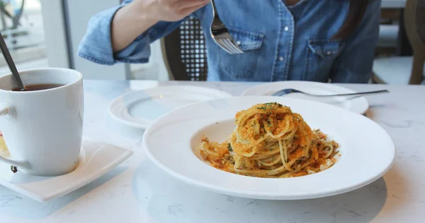 Mulher Comendo Espaguete Restaurante — Fotografia de Stock