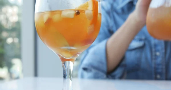 Woman Pour Fruity Tea Glass — Stock Photo, Image